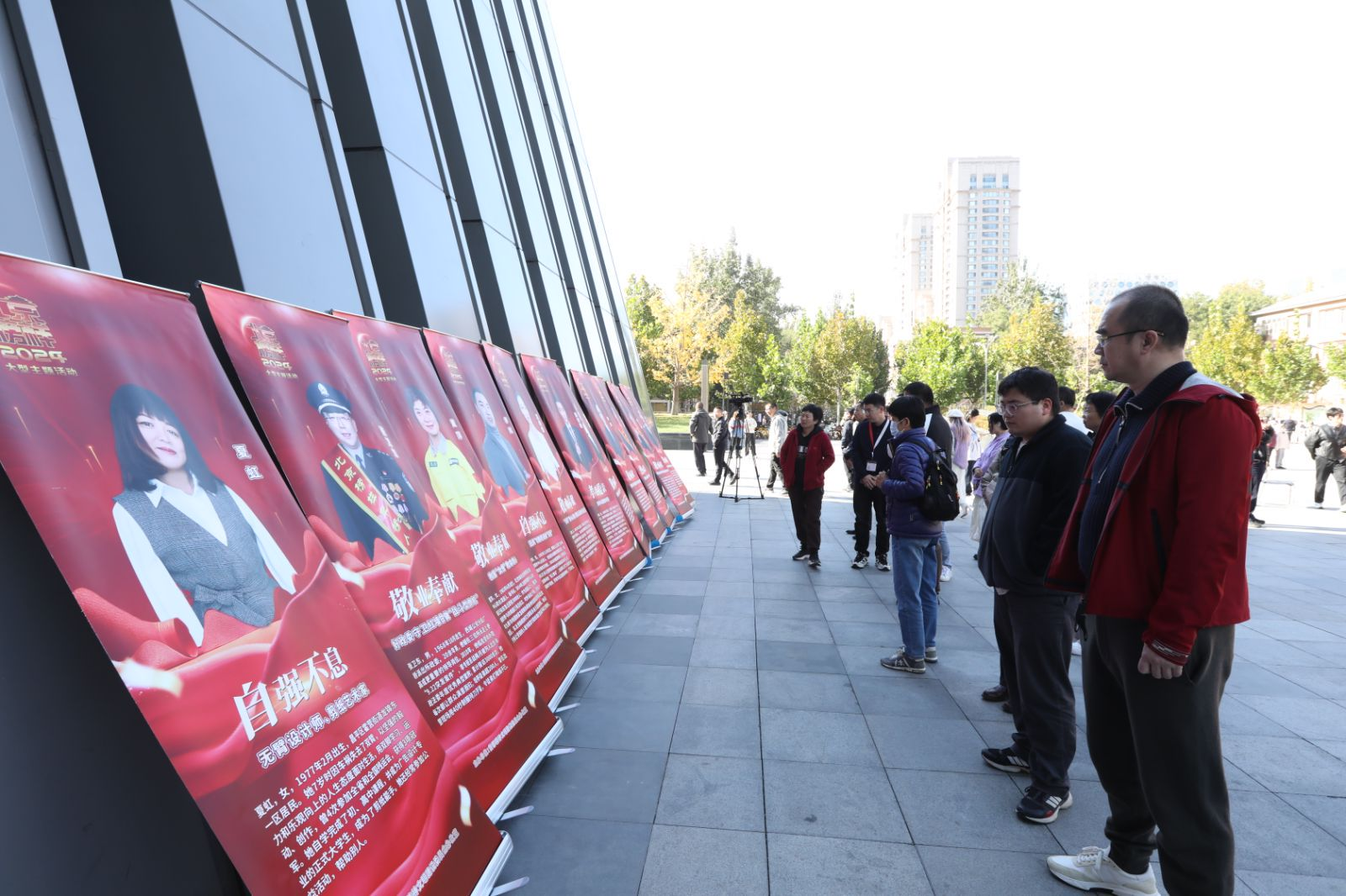 “北京榜样”大篷车巡展活动走进中海广场