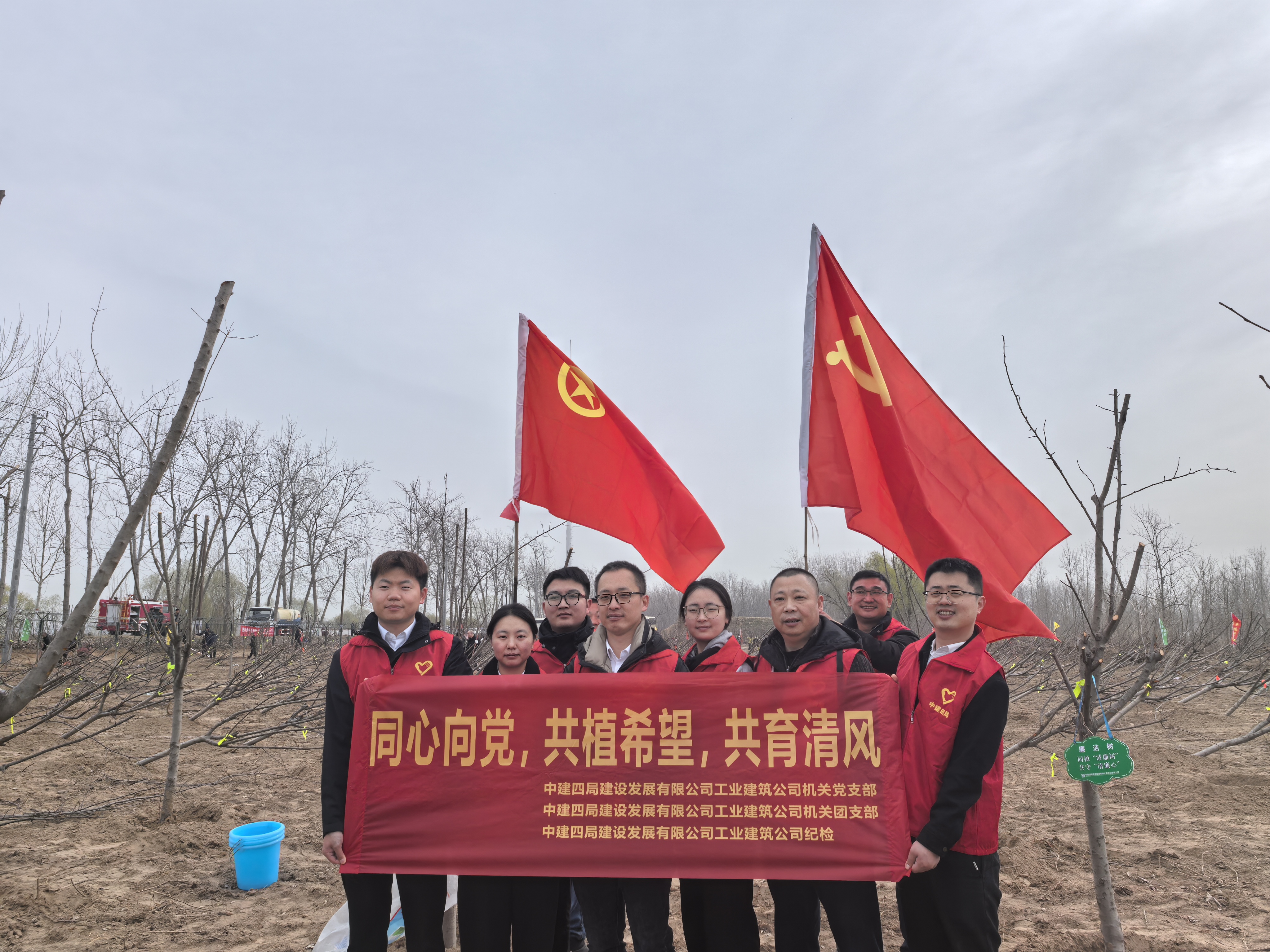 植树照片3-赖艺敏.jpg