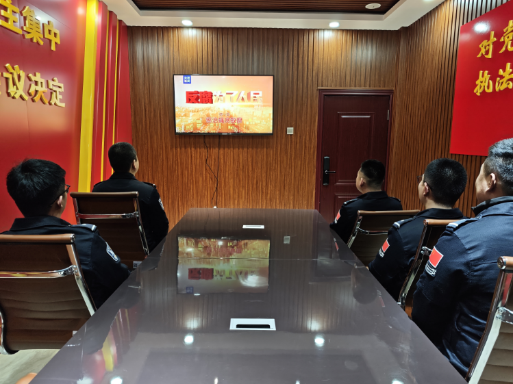 延边边境管理支队双目峰边境检查站组织观看警示教育片《反腐为了人民》
