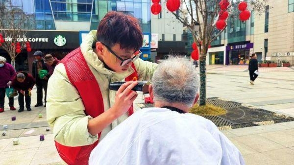 “植”此青绿学雷锋，共绘春日志愿红