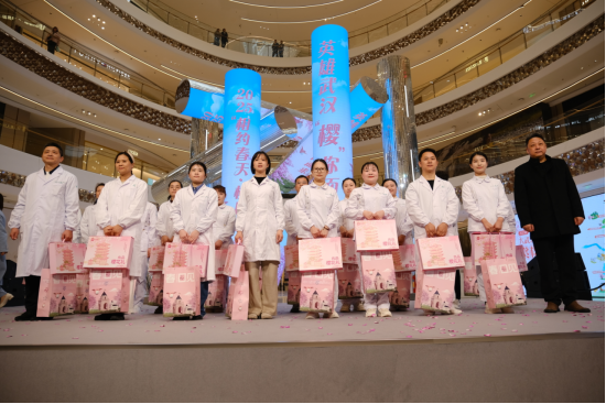 良品铺子“良品樱花礼”点亮城市文旅IP，助力樱花经济成新亮点