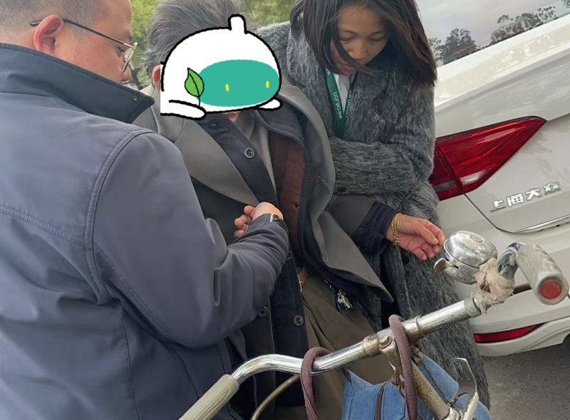 路遇跌倒老人，暖心救助传递正能量