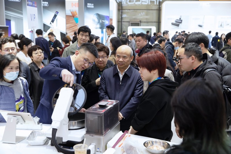 AWE2025|工信部领导参观添可展台 领先科技凸显洗地机销量全球第一实力