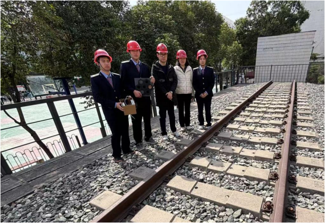 西安铁路职业技术学院师生研发桥梁减隔震产品在工程上试用