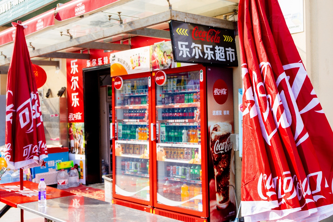 商店的门口前有贴海报

AI 生成的内容可能不正确。