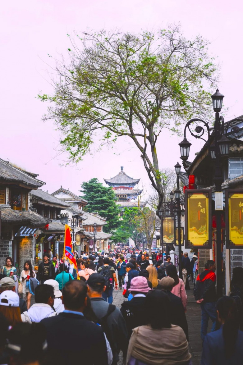 大理三月街庆典：苍山脚下，看千年市集如何玩转赛马与长街宴