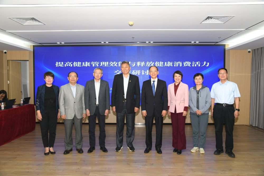 一群人站在一起 AI 生成的內(nèi)容可能不正確。