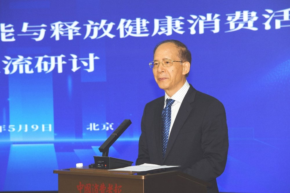 穿著西裝筆挺的男子與配字 AI 生成的內(nèi)容可能不正確。