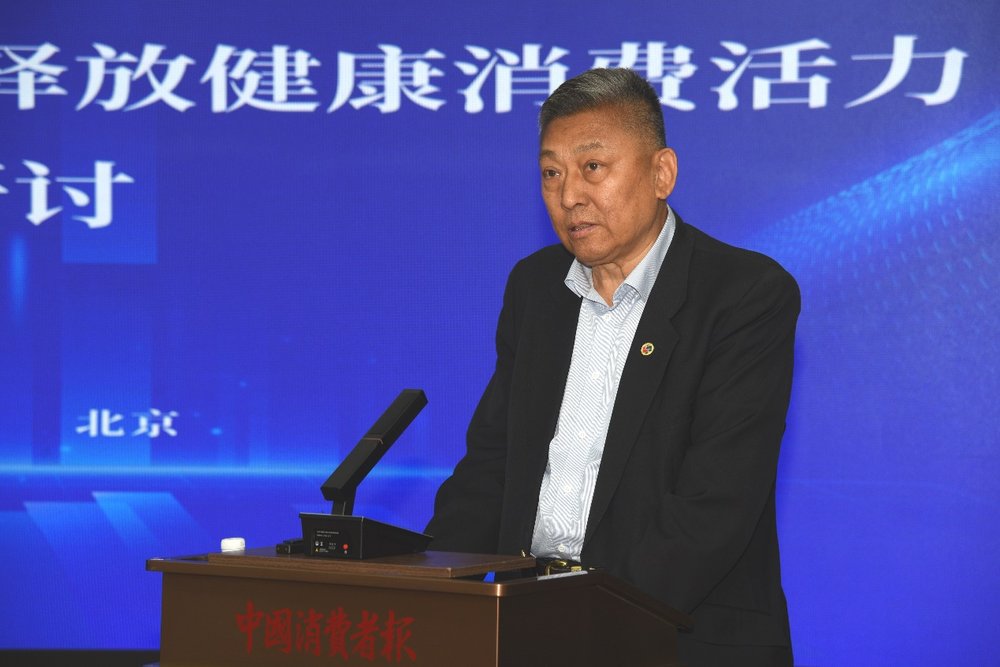 穿著西裝筆挺的男子與配字 AI 生成的內(nèi)容可能不正確。