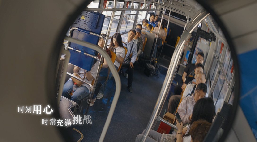 图片包含 室内, 男人, 桌子, 充满

描述已自动生成