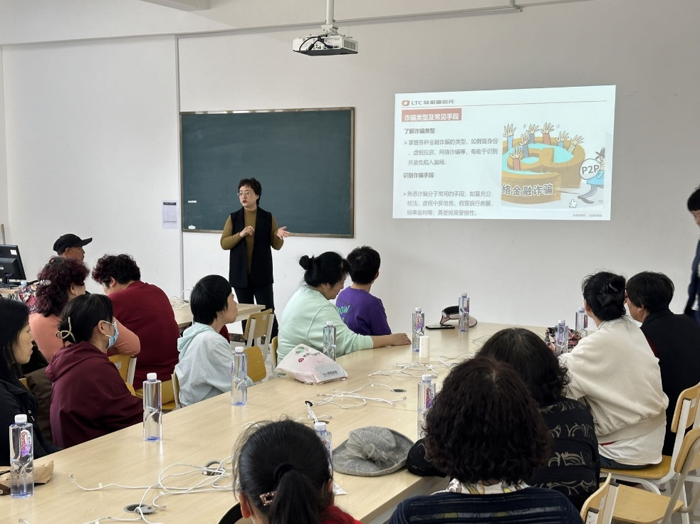 图为6月青岛财富中心“进社区”普及