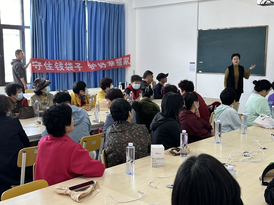 图为6月青岛财富中心“进社区”普及