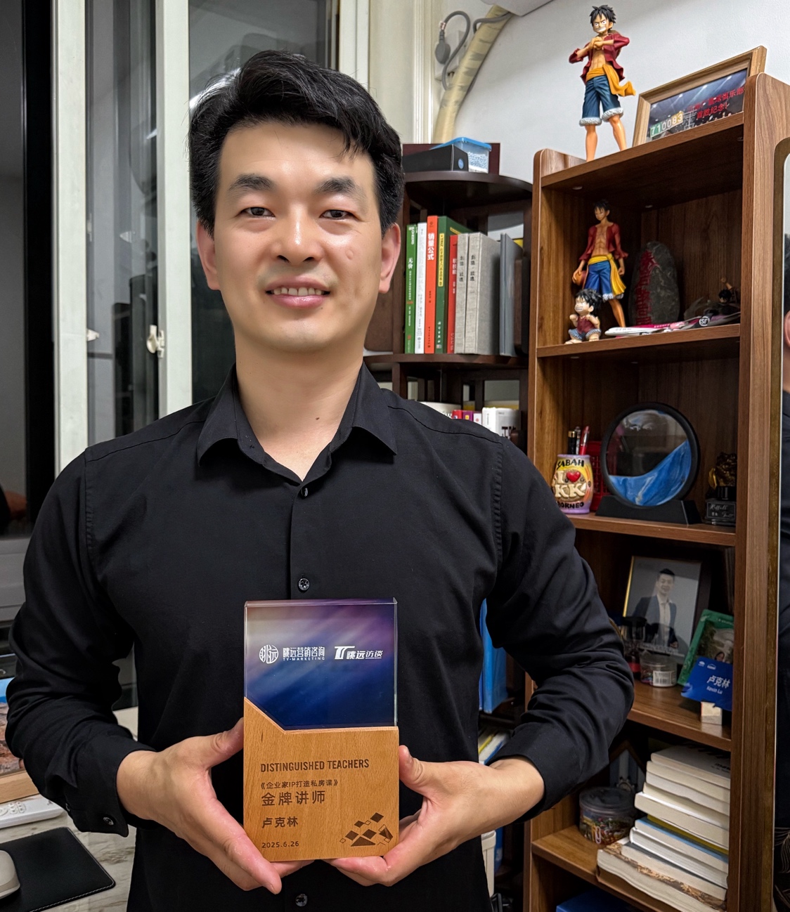 人手里拿着书

中度可信度描述已自动生成