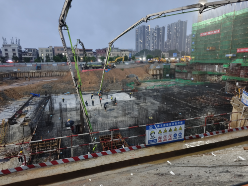 中铁四局市政公司肇庆第二人民医院项目裙楼首块筏板顺利浇筑