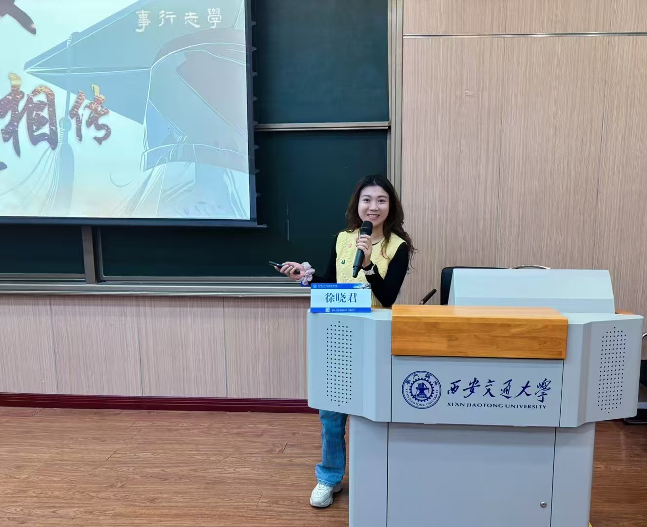 人站在电视前

中度可信度描述已自动生成