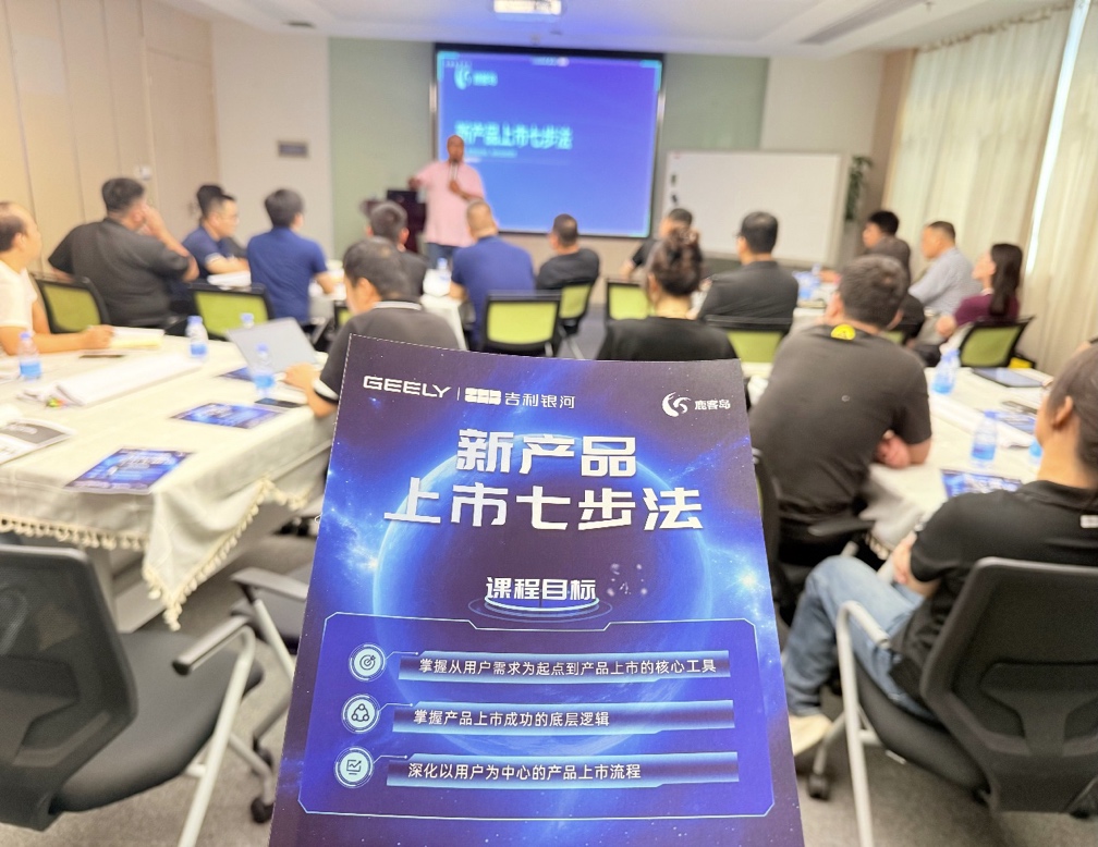 一群人在看电脑

描述已自动生成