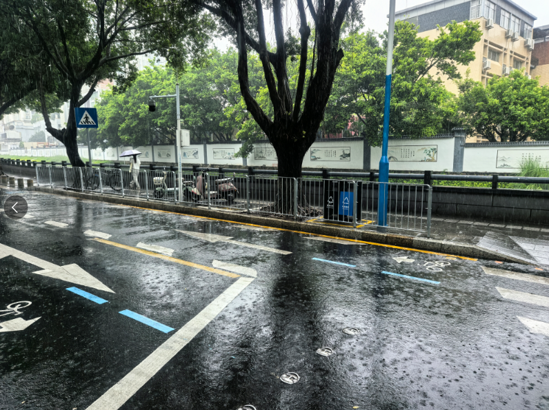 加装人行道护栏 加的是安全的陪伴