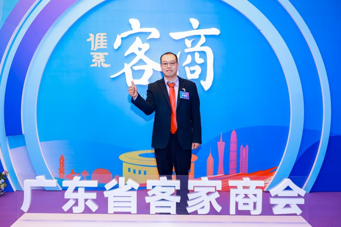 卡通人物

中度可信度描述已自动生成