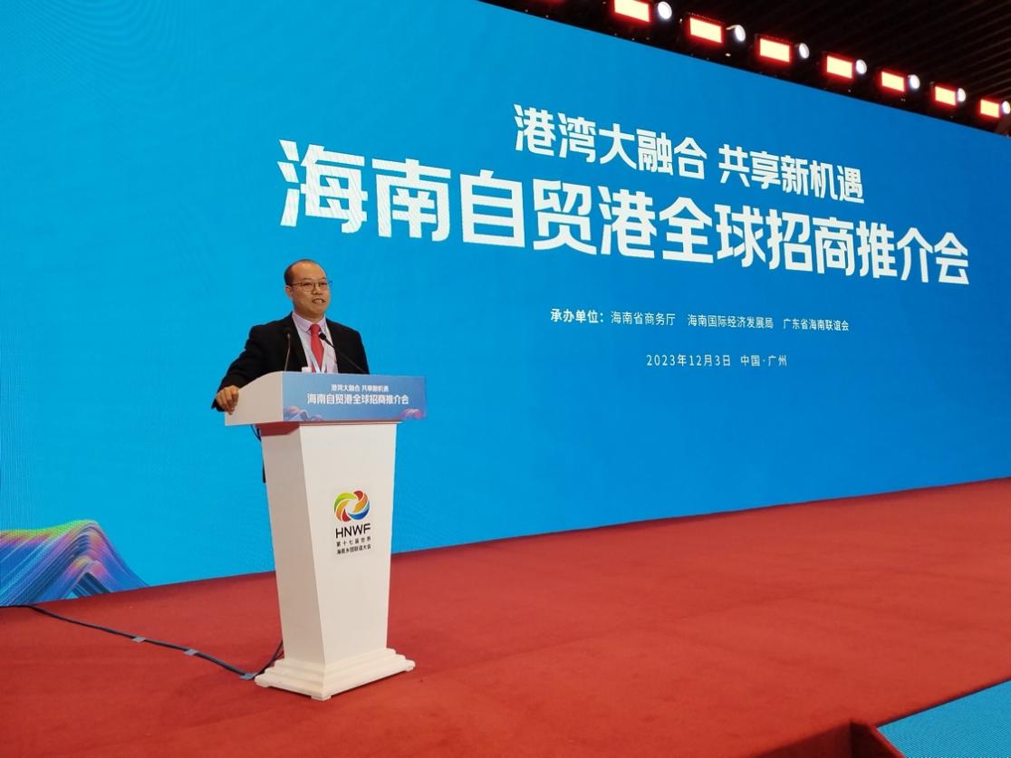 桌子上放着蓝色的标志

低可信度描述已自动生成