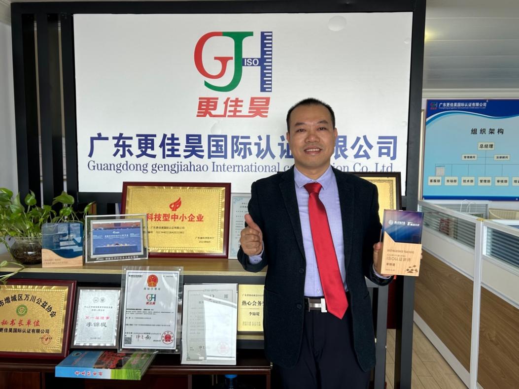 穿着西装笔挺的男子与图片配字

描述已自动生成