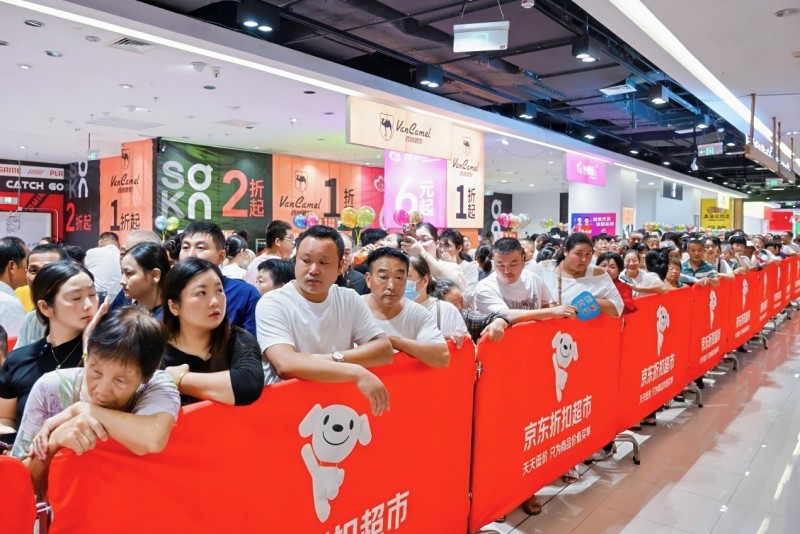 京东折扣超市8月30日在江苏宿迁四店齐开，现场火爆，开业即限流