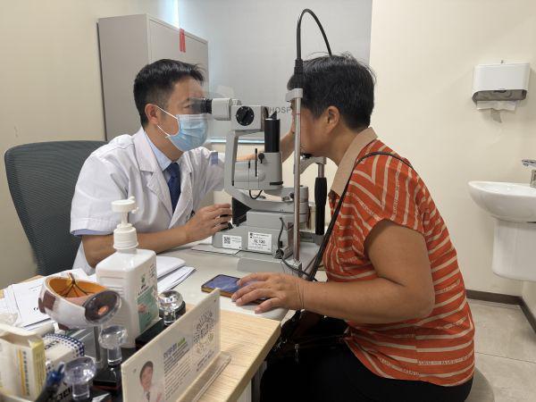 七旬糖尿老人重见光明，专家疾呼：别再信“等看不见了再做手术”
