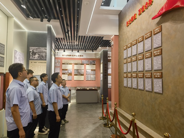 无锡庆丰地块建设项目党支部赴锡南烈士陵园开展主题教育活动