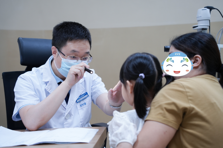 17岁男孩在东莞爱尔眼科戴OK镜8年仅增75°，扶城宾主任揭秘近视防控关键