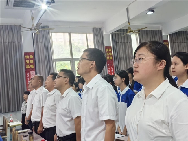九三阅兵展军威，玉章学子启新程——荣县玉章高级中学校组织全校师生观看九三阅兵仪式