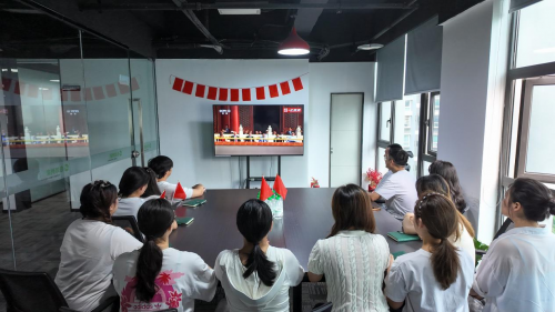 传承红色基因 凝聚青春力量——重庆聚米网络科技有限公司团支部集中观看纪念中国人民抗日战争暨世界反法西斯战争胜利80周年阅兵