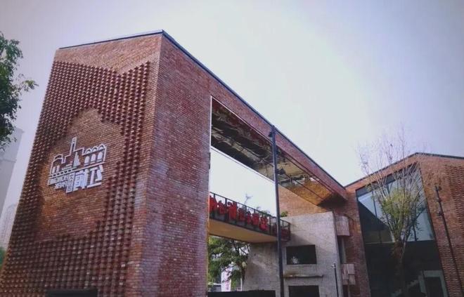 半颗星教育受邀“红梅花开”非遗宣传展 工业风混搭烟火气活动跟拍