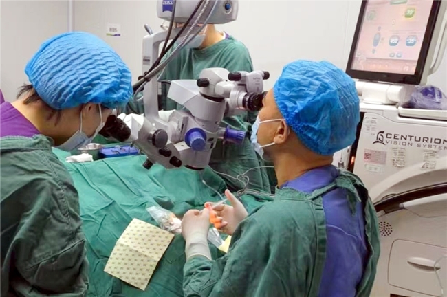 68岁阿姨植入国产三焦点晶体后直呼：连药瓶上小字都看得清了