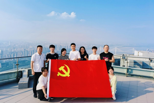 武汉龙媒党支部组织党员赴武汉地标“华中之巅”与最高党建中心参观学习
