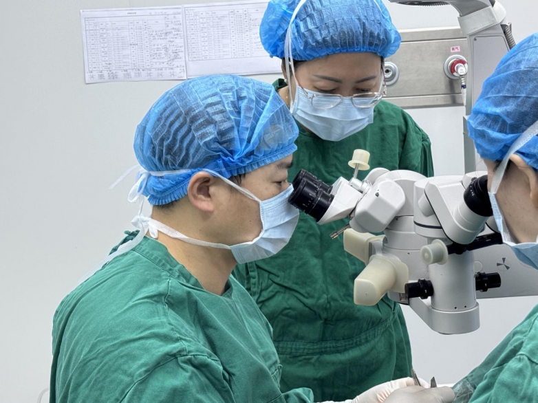 南昌爱尔迎来余新平教授 13岁间歇性外斜视患者手术后获精准矫正