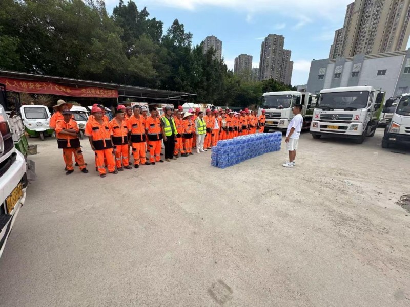福州盈和环境情系一线：炎炎夏日送清凉，致敬道路保洁“守护者”