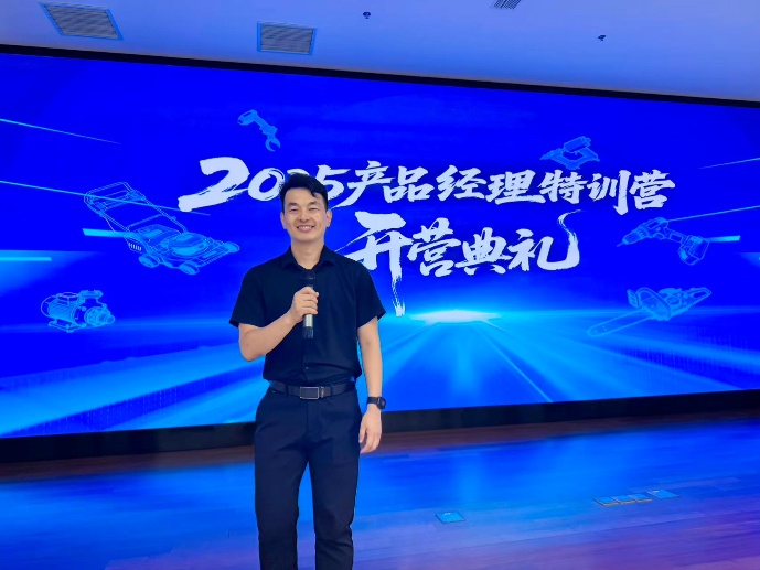 男人站在舞台上

中度可信度描述已自动生成