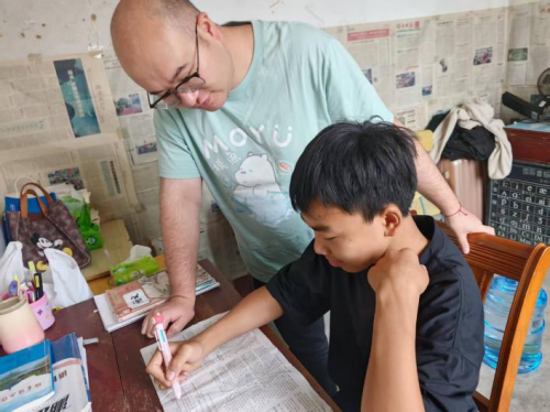 爱的引领与蜕变：新宁县水庙镇中心学校何远铮老师转化问题学生唐俊纪实