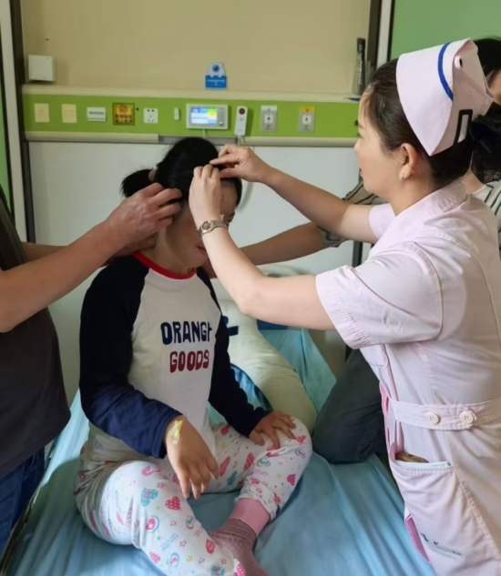 点亮希望之光：厦门眼科中心助特殊少女重见光明