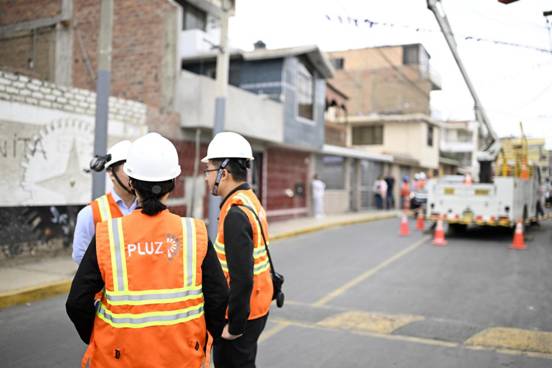 2024年10月12日，在秘鲁首都利马，秘鲁博路兹能源股份有限公司工作人员在更换社区路灯的施工现场交流工作。南方电网公司完成对秘鲁博路兹公司的股权交割后，运营<spankeyword