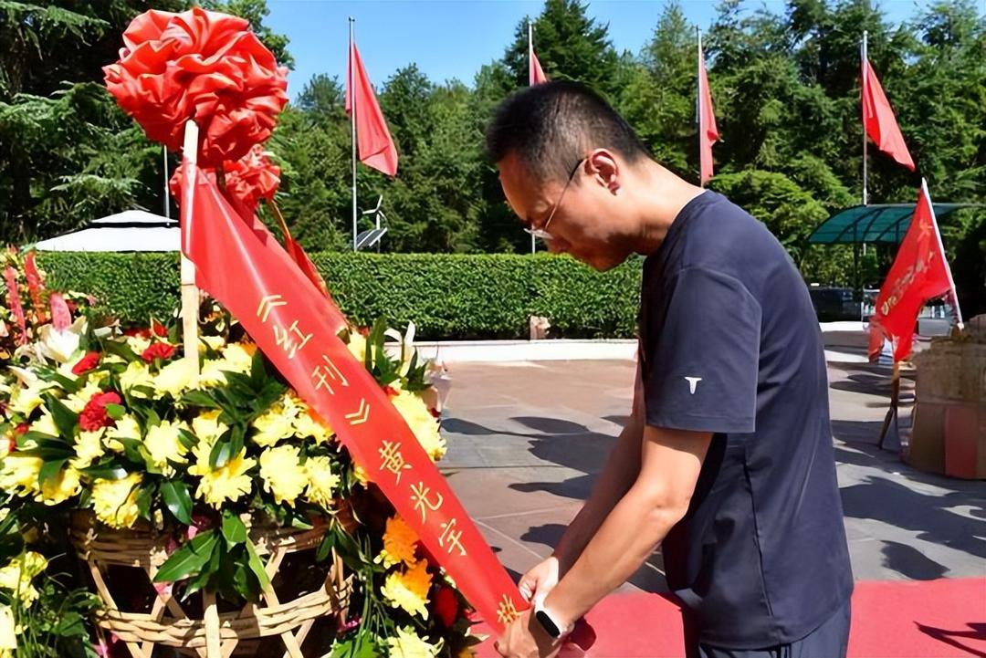 共工新闻社高级新闻顾问黄光宇赴韶山敬献花篮 缅怀毛泽东同志