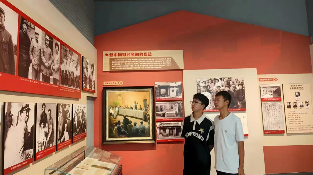 馆内参观1
