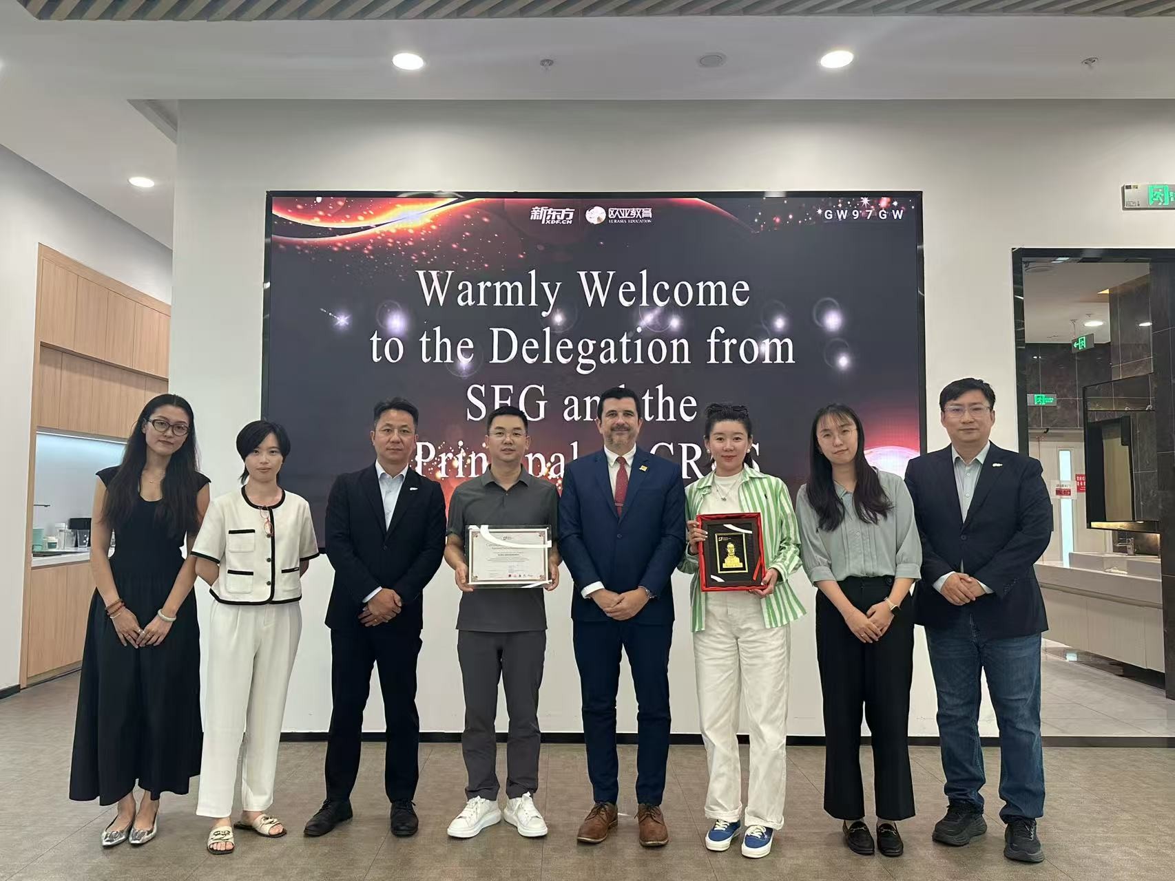 瑞士恺撒里兹大学校长Dr. Arnanz拜访新东方前途出国，深化合作携手开拓中瑞教育新格局