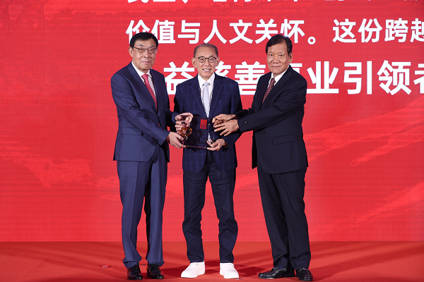 英皇集团杨受成杨政龙父子两代人的公益传承实践再被官方认可，慈善事业薪火相传，续写传奇