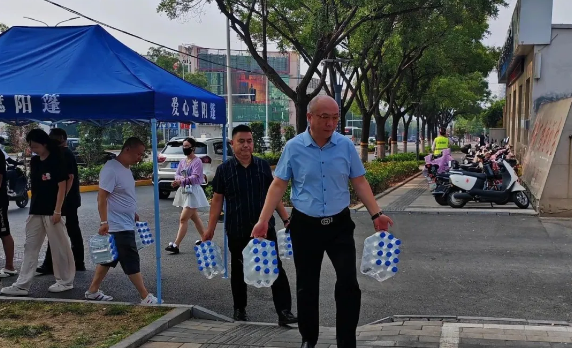 夏日送清凉！腾宇孵化基地向武安爱心冰柜捐水献爱心