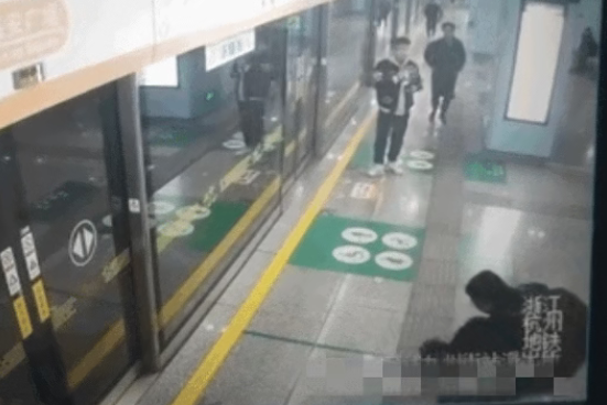 黄金4分钟！杭州地铁工作人员与热心市民用AED成功救人