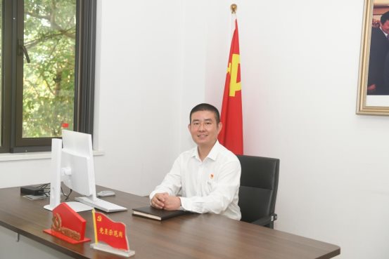 红豆集团攻坚克难发展先锋 | 张伟:以细微之心践行服务，用党建智慧温暖万家