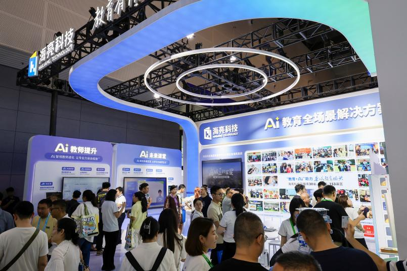 海亮科技亮相第十一届亚教展，“教育 + AI”赋能县域教育振兴