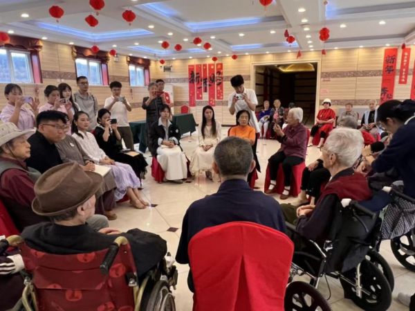 “影像里的故事”：青年艺术家携手企业责任，共绘银龄温情