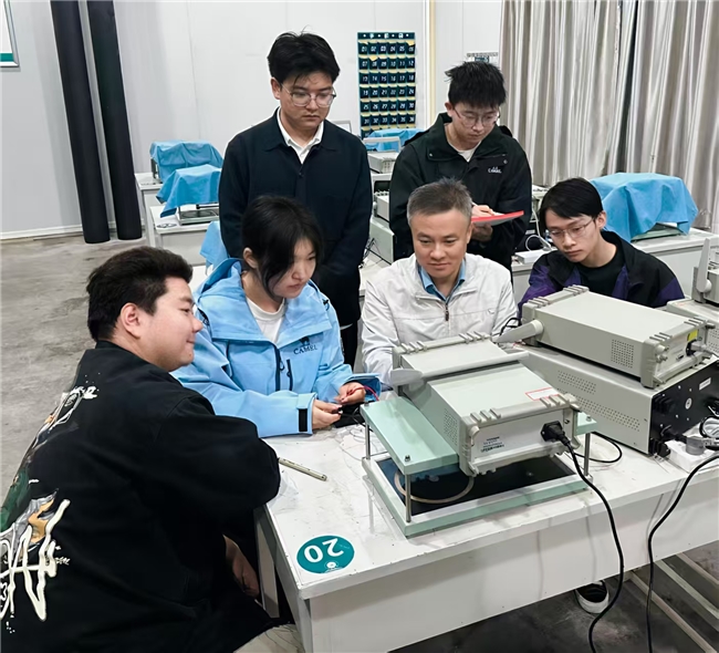 宽温域快响应电源突破 解决无人机蜂群供能难题——西京学院师生创新实践赋能无人机蓬勃发展