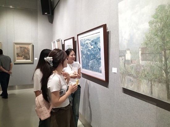 学生观展.jpg